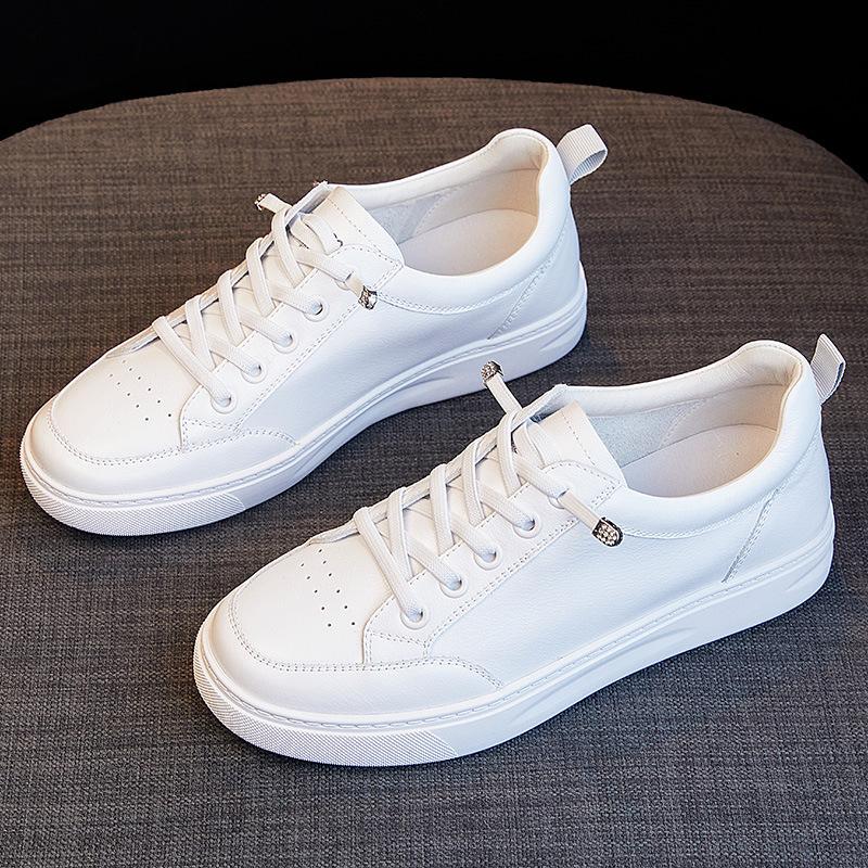 Маленькие белые туфли из натуральной кожи. Женская обувь. Новый весенний популярный стиль. Спортивные туфли для досок. Универсальные повседневные туфли из коровьей кожи с носком. Весна и осень.