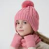Набор из 3 предметов: детская шапка, шарф, перчатки. Цветная шапка с текстурой «косичка», утолщенная плюшевая подкладка, гетра для шеи, вязаные перчатки.