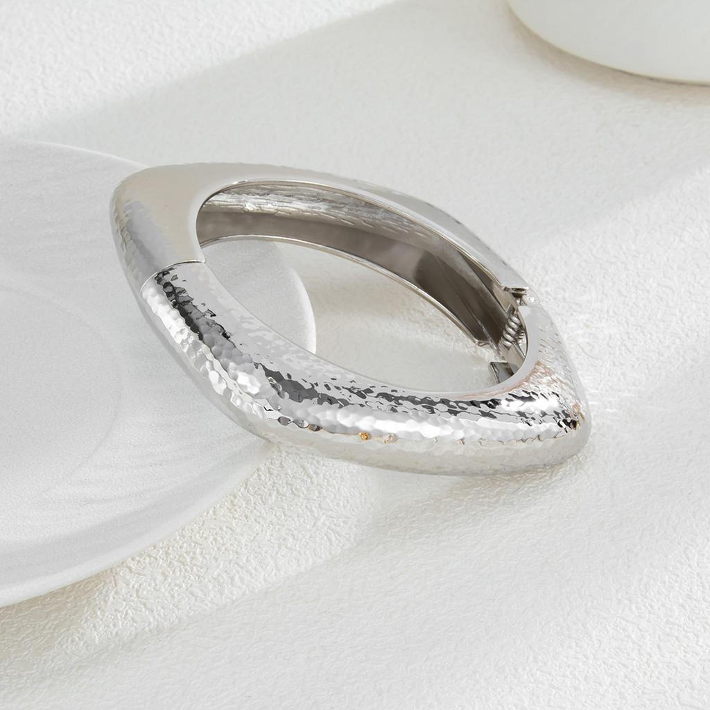 Jewelry Fashion Irregular Exaggerated Hammer Bracelet Women's Premium Design Sense Alloy Jewelry Light Luxury Hand