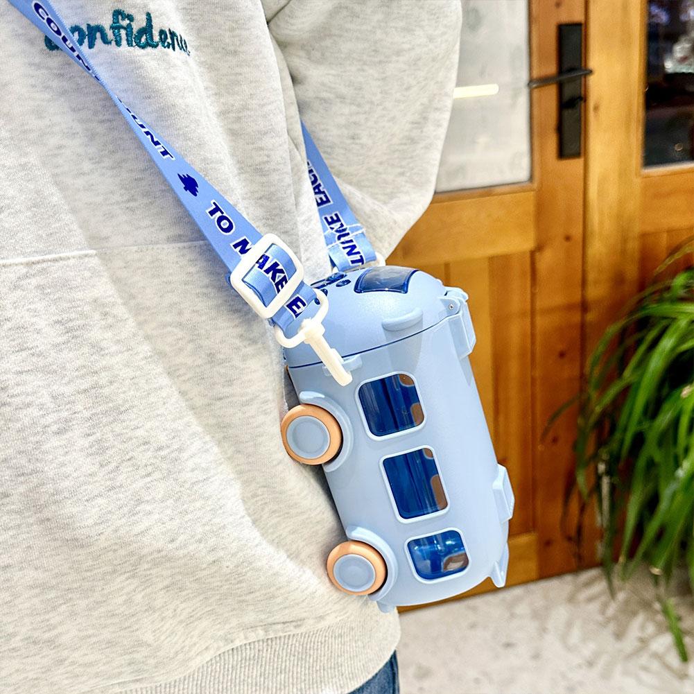 Симпатичная автомобильная бутылка для воды в форме автобуса с подвижным ремешком на колесах, пластиковая бутылка для питья, герметичная для мальчиков и девочек