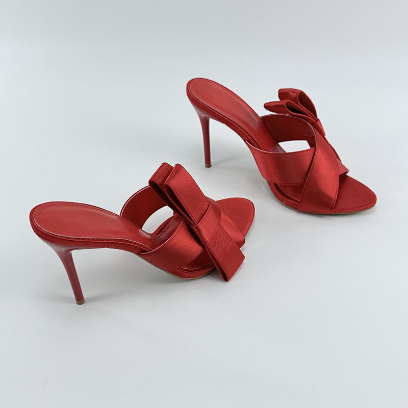 Летние женские шлепанцы на высоком каблуке с перекрестными ремешками и бантом - сандалии в сказочном стиле