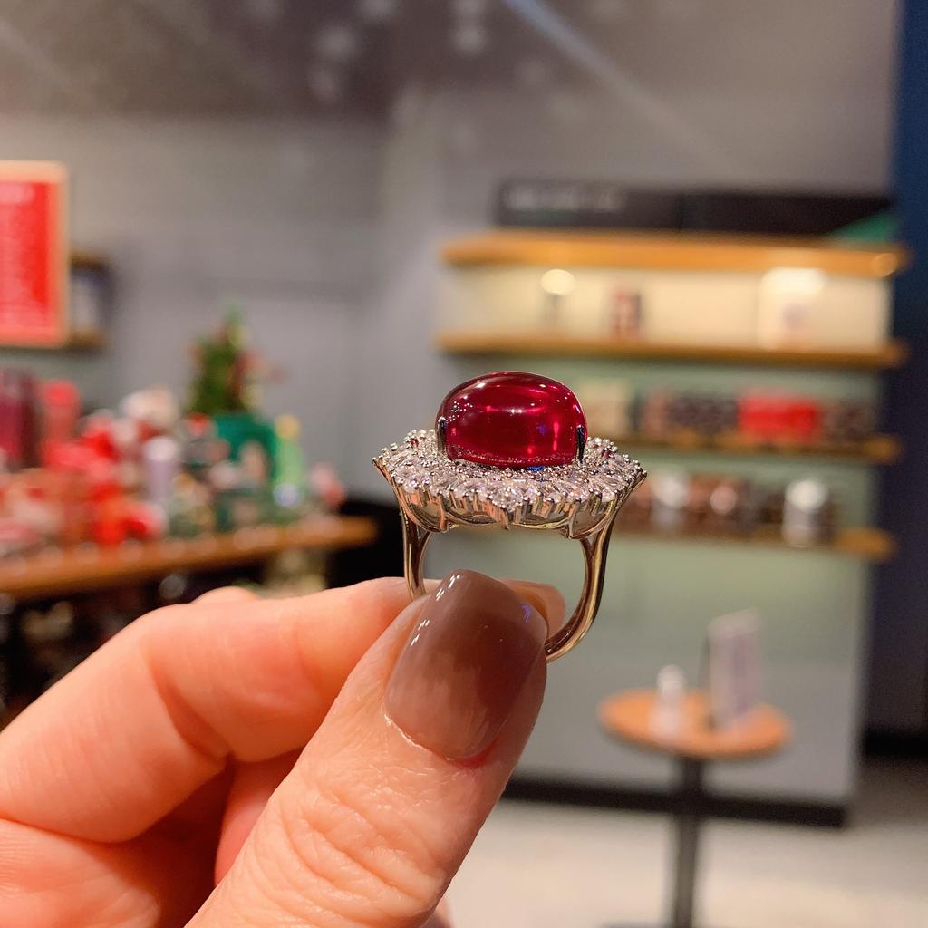 Ювелирные изделия Дан-образной формы цвета голубиной крови Сокровище Гладкая поверхность Полностью инкрустированный бриллиантами Кольцо Подвеска Набор Основной камень 15 * 20