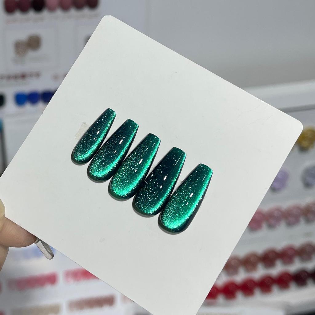 Гель-лак для кошачьего глаза Crystal Green - Градиент от холодного изумрудного до лазурного Мальдив