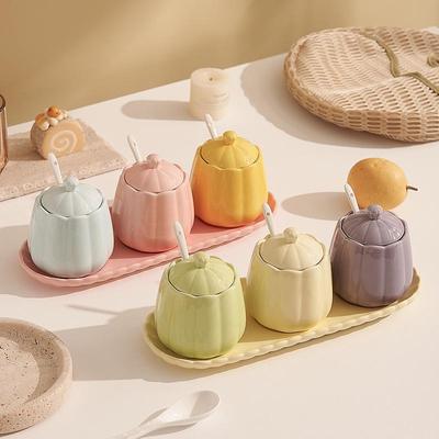 Набор керамических банок для специй: Стильный кремовый дизайн в трехцветном сочетании для кухонных принадлежностей.