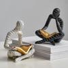Абстрактная статуэтка читающего мужчины, держащего золотую книгу. Мужская статуэтка из смолы. Украшение для дома, офиса, рабочего стола. Подарок книголюбам