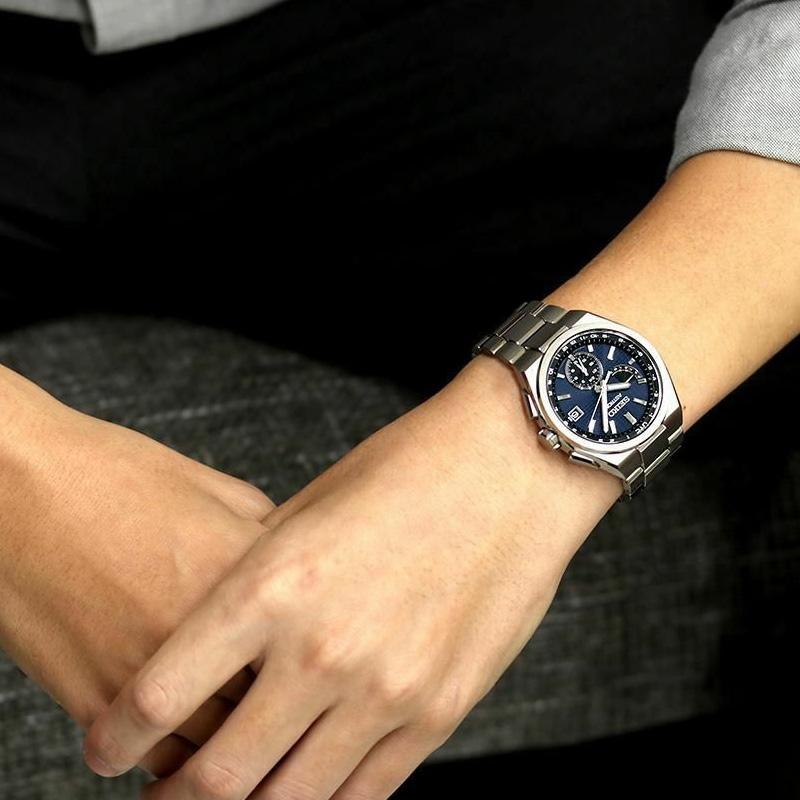 Seiko Водонепроницаемые мужские часы Astron 100м, на солнечной батарее, кварцевые, титановый браслет, синий циферблат SBXY065