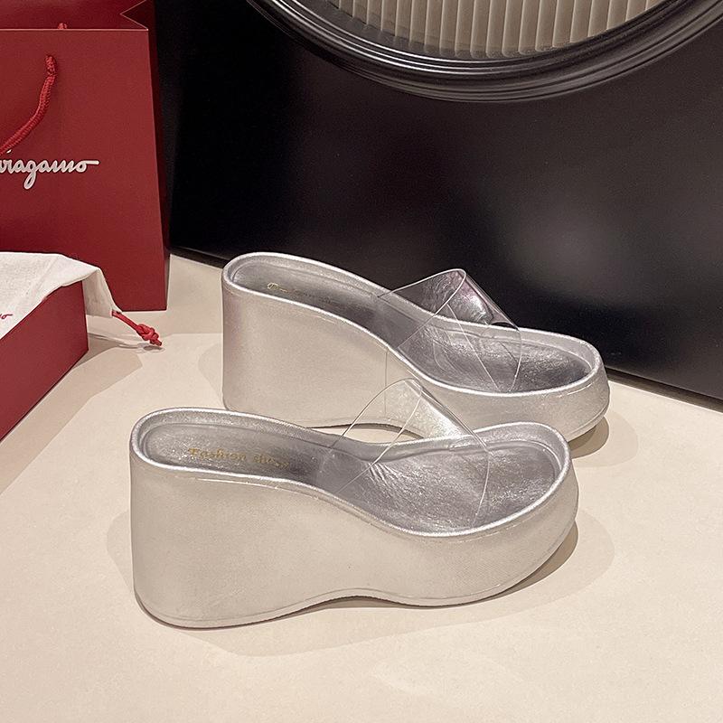 Мода 2025 Лето Новые Шлепанцы на Толстой Подошве и Высоком Каблуке для Женщин Модные Прозрачные Губчатые Универсальные Пляжные Шлепанцы Сандалии