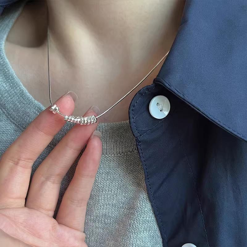 Минималистичное серебряное ожерелье-цепочка в виде змеиной кости — элегантный и универсальный модный аксессуар для женщин высшего класса.