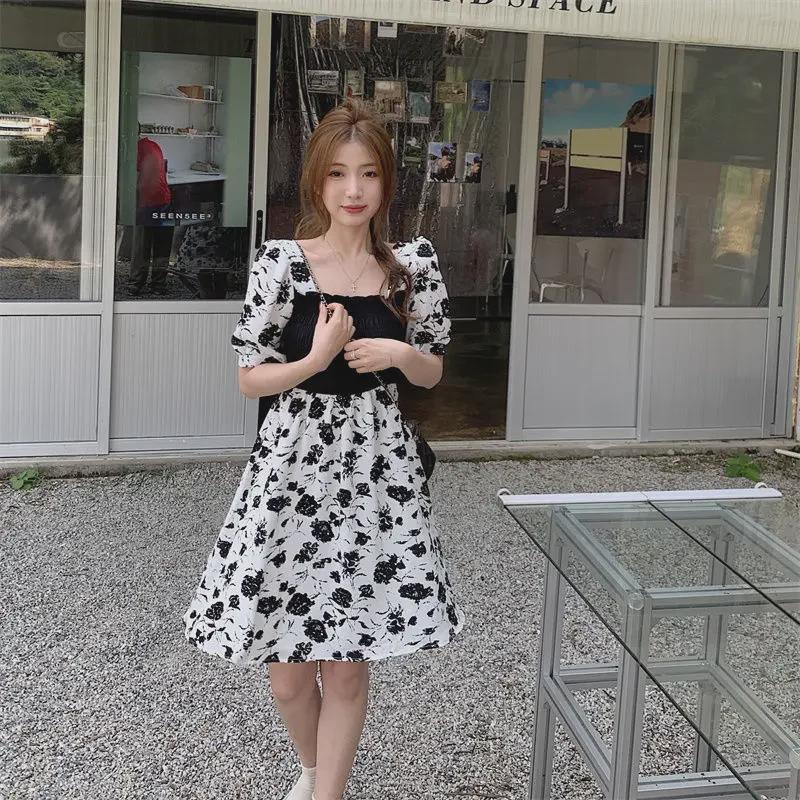 Летнее платье длиной до колена с цветочным принтом 2024 года, французскими рукавами-фонариками и утягивающим талию дизайном