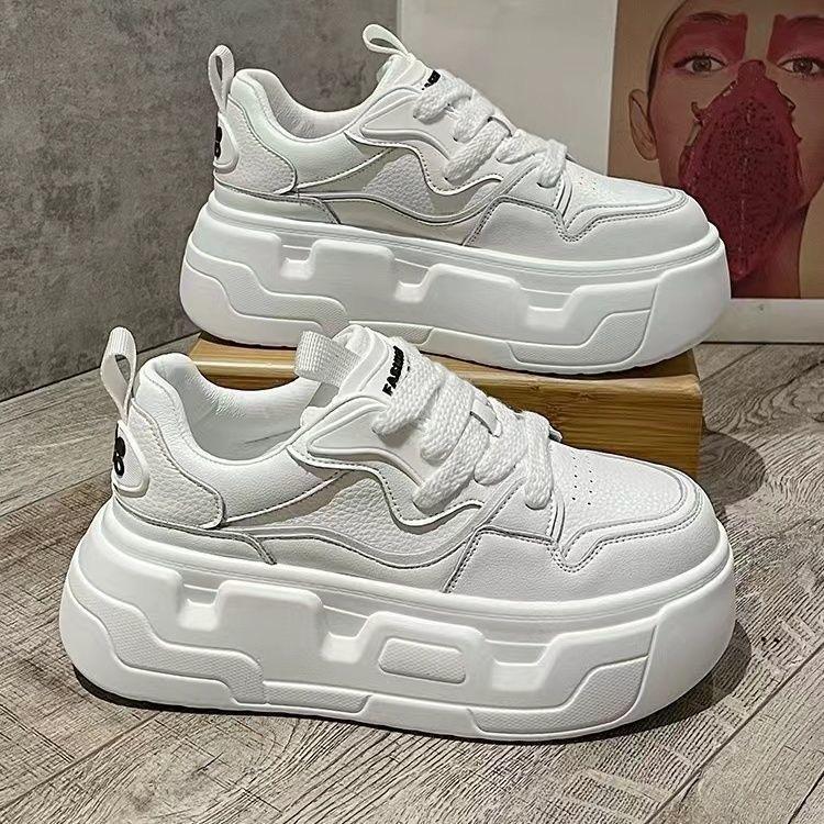 Маленькие белые туфли на платформе женские весна 2024 универсальный дорогой тренд увеличивает ультралегкую маленькую повседневную спортивную обувь тренд