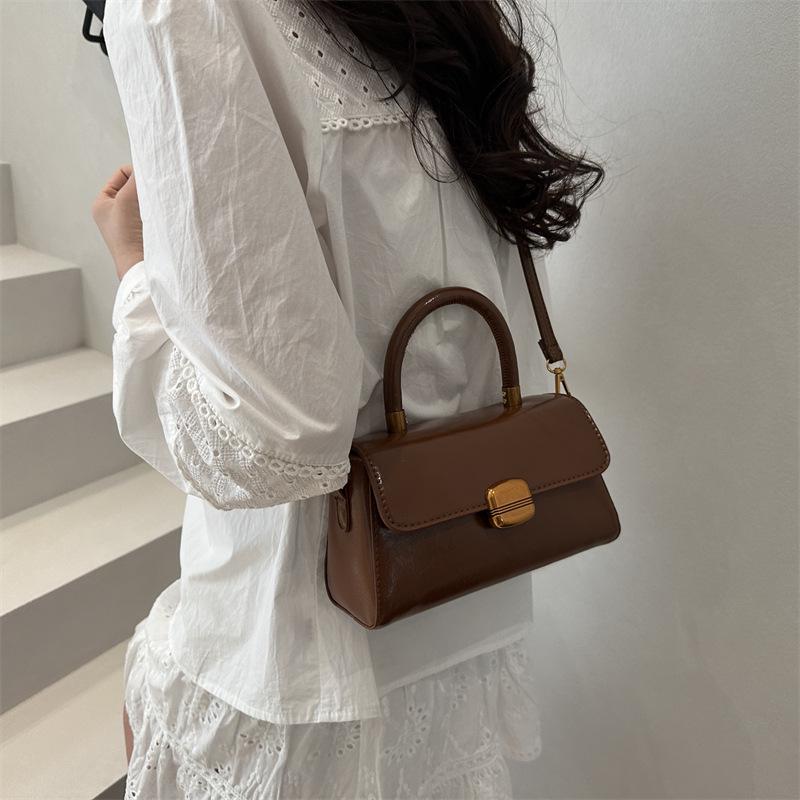 Трендовая женская маленькая квадратная сумка на одно плечо и через плечо 2025: Модная сумка для поездок на работу