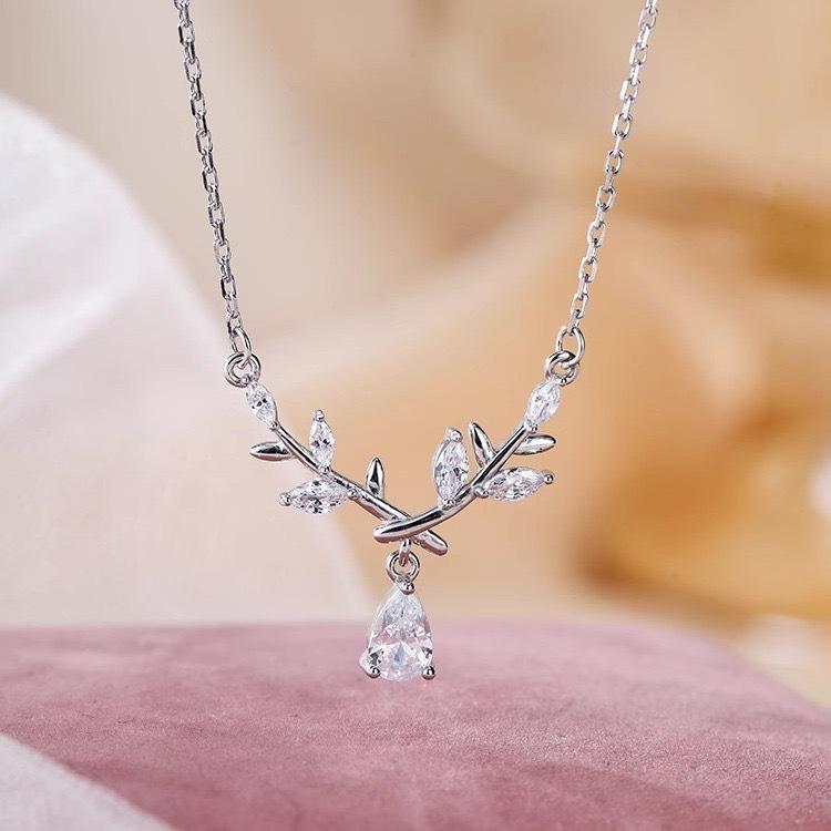 Ожерелье с каплями воды в виде лавра для женщин, новый легкий роскошный нишевый дизайн, модная и универсальная цепочка на ключицу в виде листа