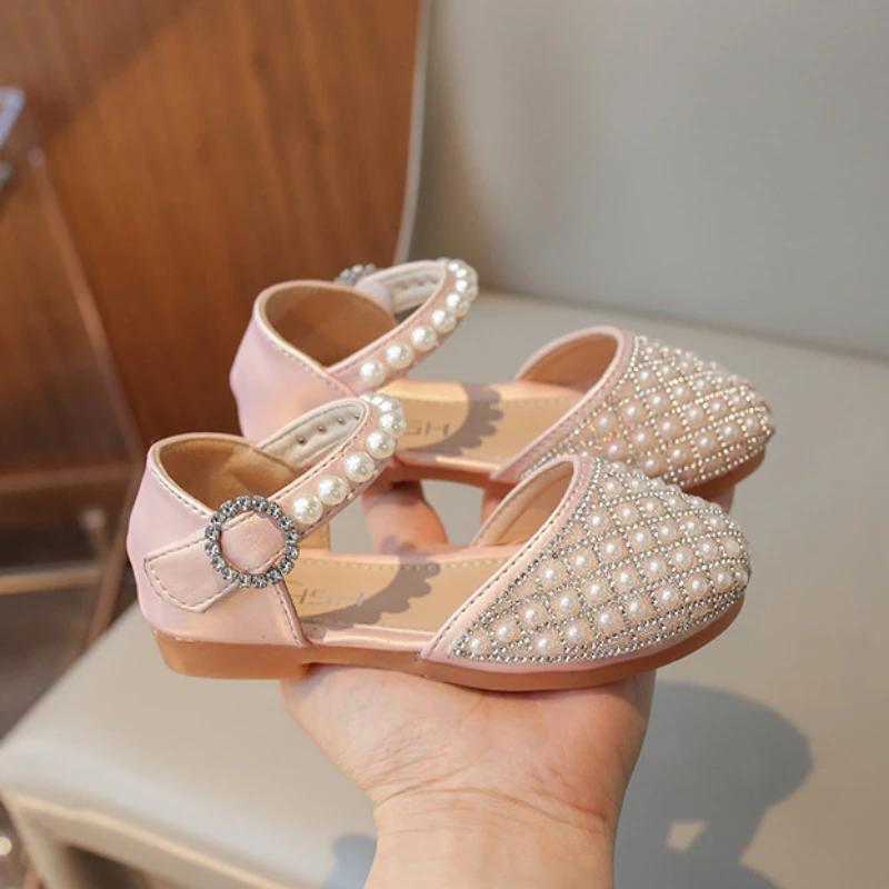 Летние детские сандалии для девочек Роскошные повседневные туфли принцессы со стразами для свадебной вечеринки на плоской подошве Модные милые детские сандалии с жемчугом