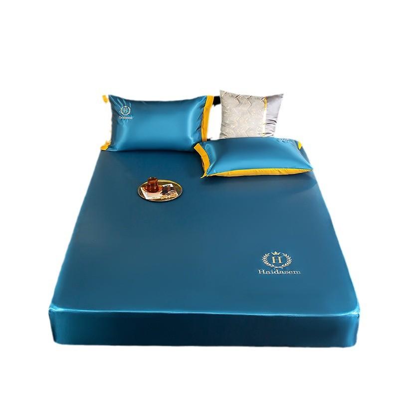 Комплект из трех предметов матраса из стираного шелка, цельный наматрасник, моющийся и складной, полностью закрытый, а покрывало не скользит.