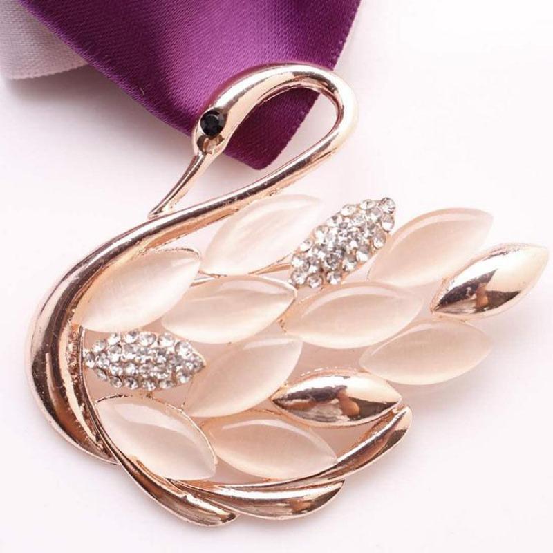 Brooch High-End Sense Niche High-End Women'S Silk Scarf Buckle Alloy Corsage Small Fragrant Wind Pearl Rhinestone High-End