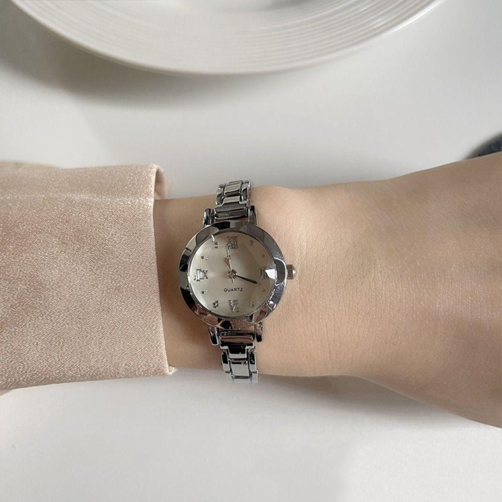 Small Round Dial Women Watch Exquisite Quartz Wristwatch Trendy Golden Wrist Watch Daily Use