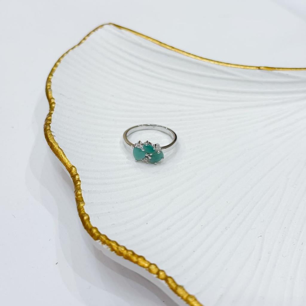 Серебряное кольцо с натуральным изумрудом, фианитами, вес изделия 2,4 гр (2172291)