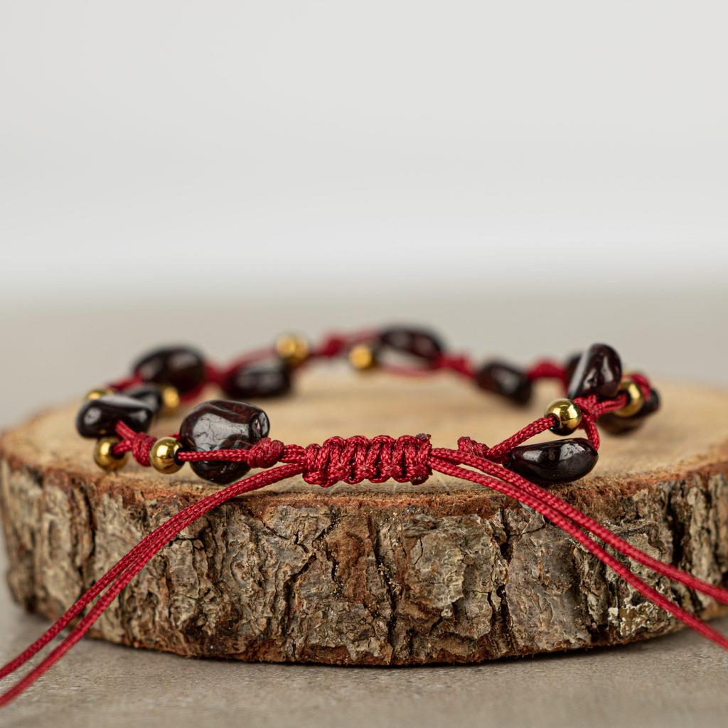 Браслет из макраме с гранатом бордового цвета натуральной огранки из натурального камня