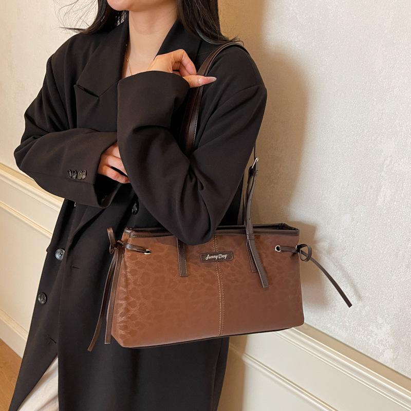 Leopard print bag women's large capacity 2025 new autumn and winter retro shoulder underarm bag niche portable work commuter bag