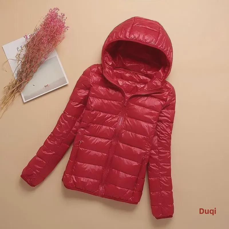 Оформление: Женская большая куртка из тонкого хлопкового пуха с капюшоном - короткая модель, воротник-стойка