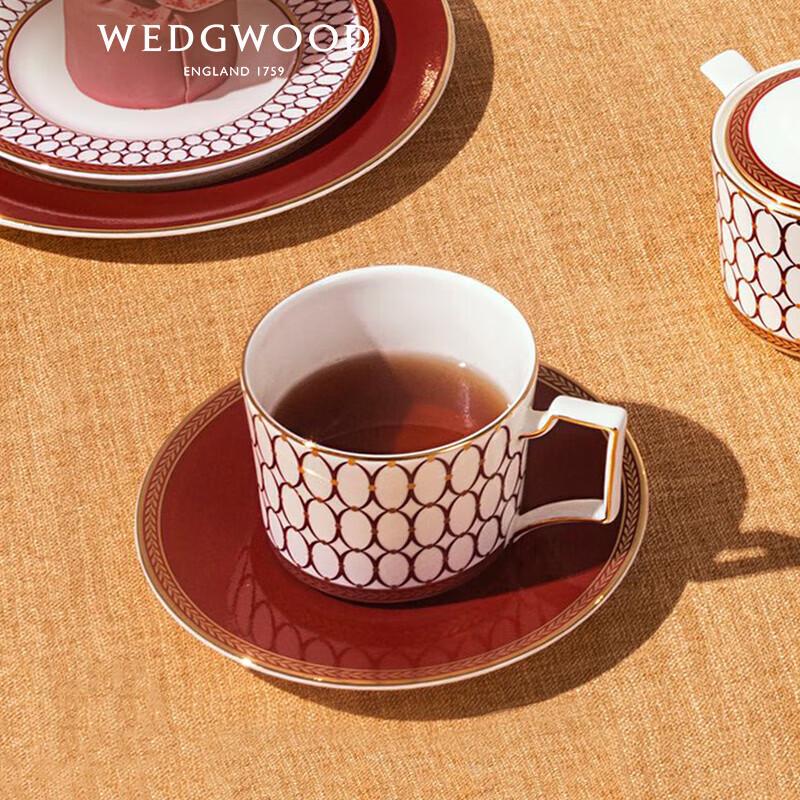 Wedgwood Набор из позолоченной малиновой чайной чашки и блюдца