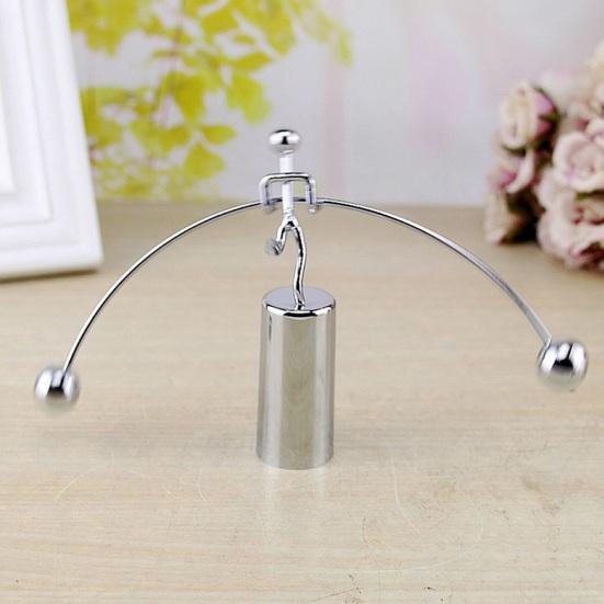 Мини Баланс Маятник Человек Металл Тяжелая Атлетика Утюг Неваляшка Колыбель Игрушка Домашний Декор