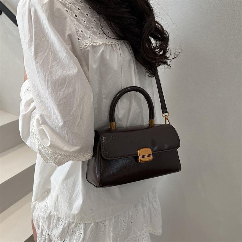 Трендовая женская маленькая квадратная сумка на одно плечо и через плечо 2025: Модная сумка для поездок на работу