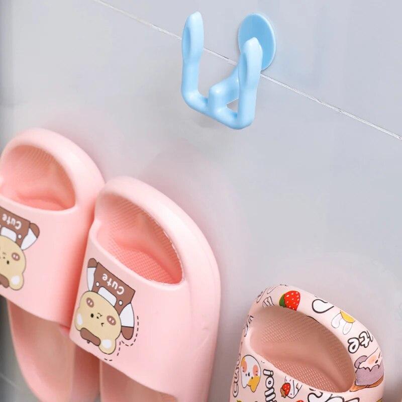 Самоклеящиеся крючки для тапочек. Полки для тапочек. Настенная стойка для обуви. Стеллаж для хранения обуви. Вешалка для сушки. Крючок для обуви в ванной комнате.