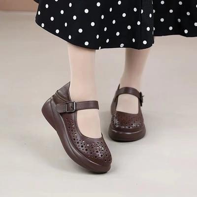 Женская обувь мягкая кожа круглый носок полые взрыв 2025 лето мягкая подошва сетка туфли для мамы легкие и удобные сандалии на платформе женские