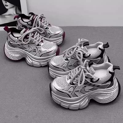 Европейские кроссовки для папы женские супер огонь 2025 весна новые популярные толстая подошва внутренняя высота 5 см серебристые спортивные и повседневные туфли