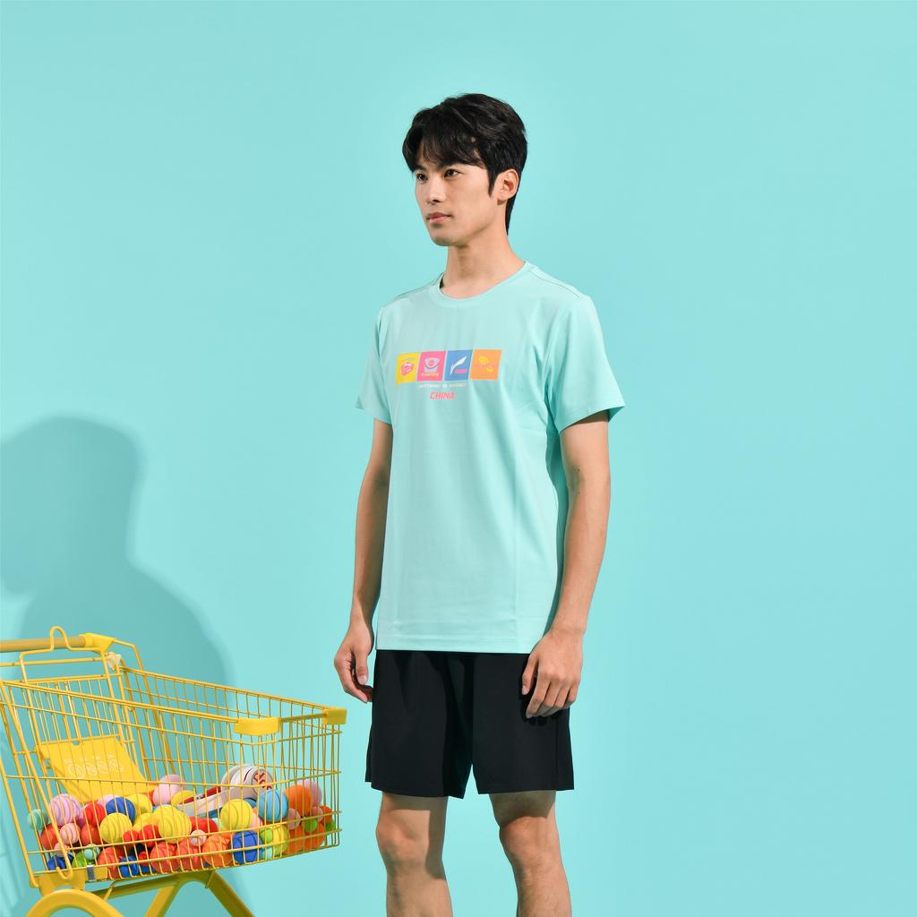 Li-Ning Футболка унисекс с круглым вырезом и графическим принтом серии Ping Pong, светло-голубая ATST031-1