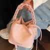 2025 new foreign style bucket bag texture shoulder messenger bag commuter casual Korean version high value niche bag women