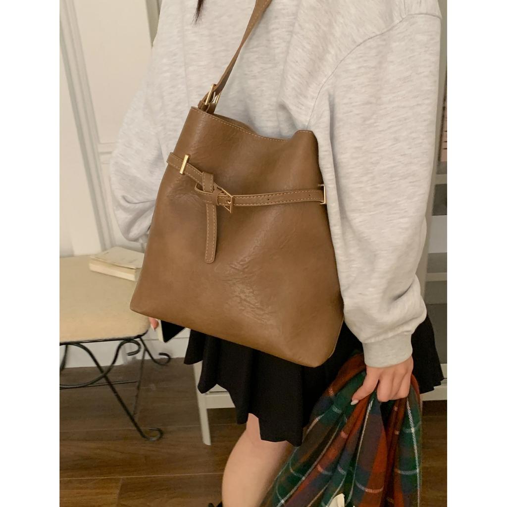 Winter retro texture large-capacity bag women's 2025 new simple bucket bag versatile shoulder messenger bag