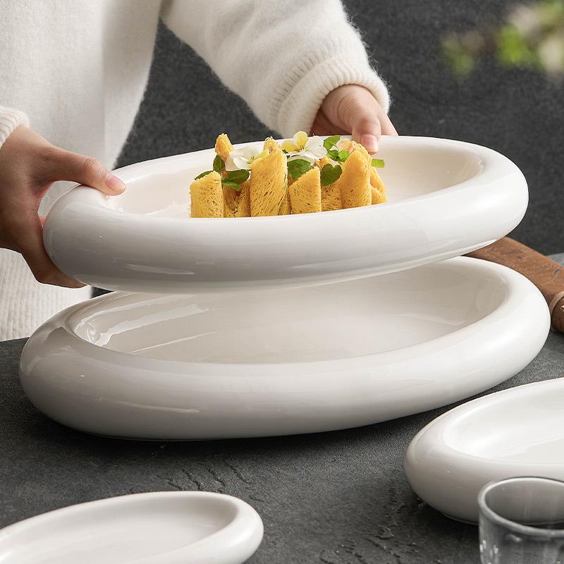 Художественная двухслойная изолированная керамическая сервировочная тарелка для элитной посуды и использования в отелях.