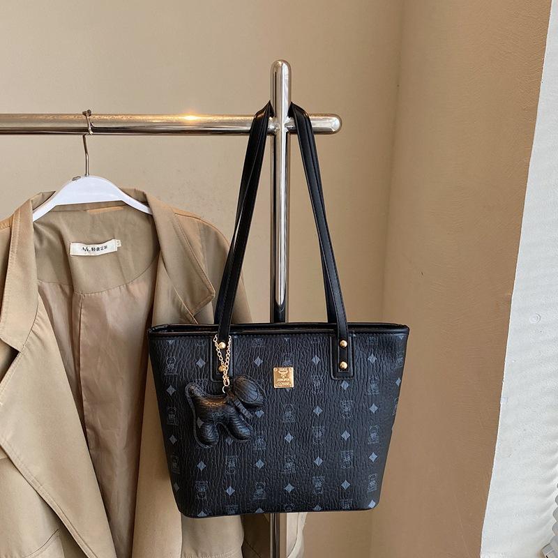 Женская сумка-тоут большой вместимости 2025 новая летняя универсальная сумка через плечо повседневная модная сумка для занятий для студентки колледжа