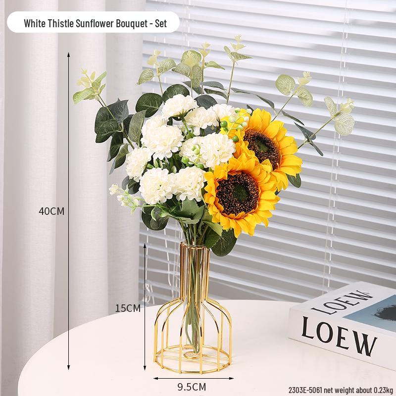 Минималистичная прозрачная стеклянная ваза для создания креативных цветочных композиций в гостиной или столовой.