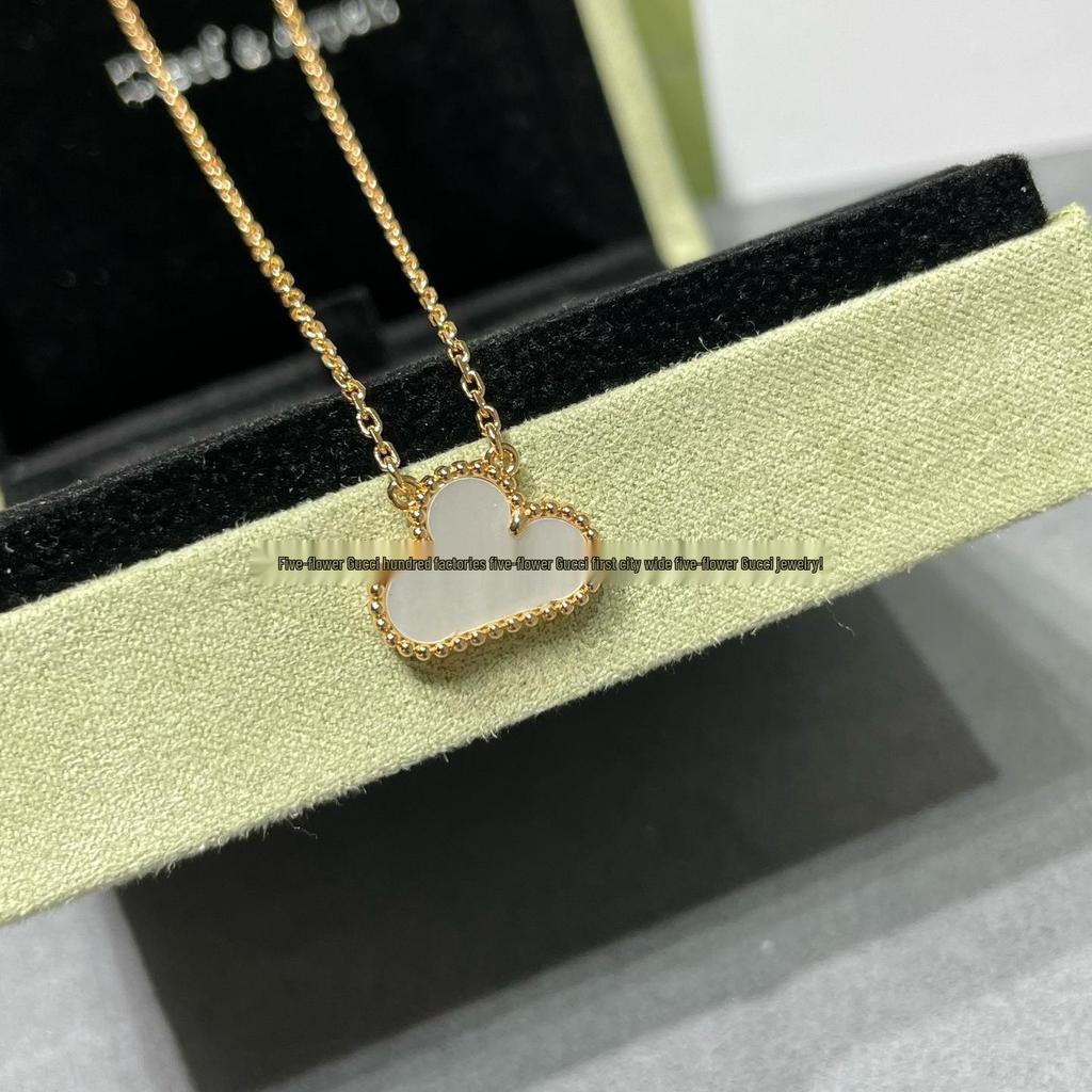 Ожерелье «Четырехлистный клевер» Van Cleef: Золотой кулон с дизайном в виде пяти цветков, с белым перламутром, красным агатом и бриллиантом для женщин.