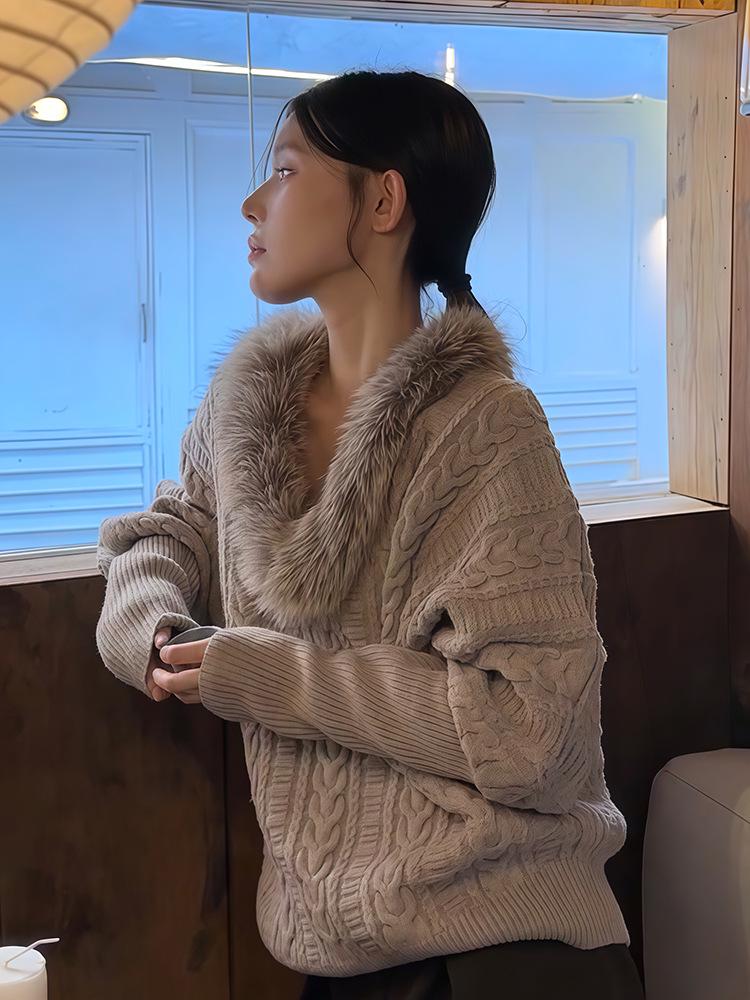 In Stock: Women's Retro V-Neck Batwing Sleeve Knit Sweater with Fur Collar