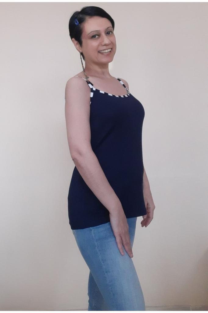 Женская стильная футболка большого размера, темно-синяя футболка с ремешком из чесаной вискозной нити и окантовкой