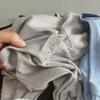 Стильная и удобная полосатая женская футболка с круглым вырезом и длинными рукавами на осень