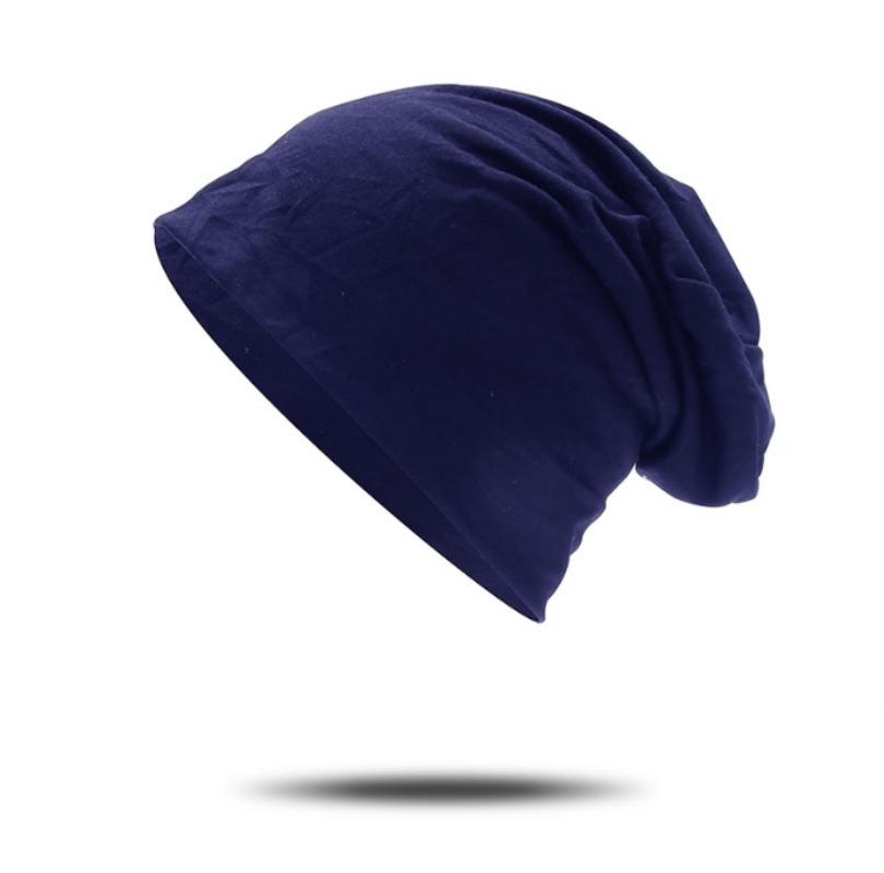 Стильная трикотажная шапка осень - зима с принтом