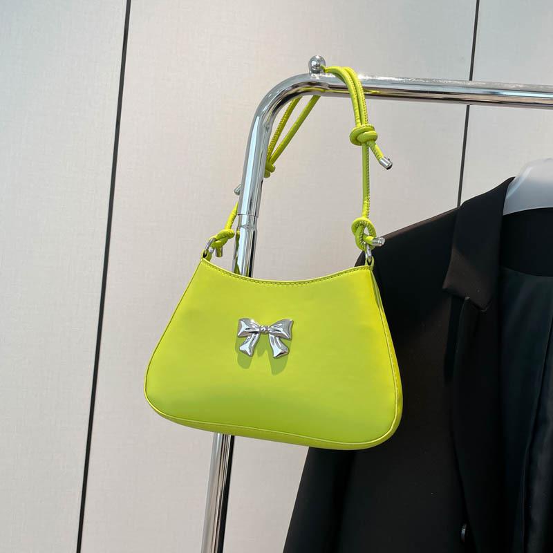 Осень новая нишевая сумка через плечо милая и свежая сумка подмышку с бантом для通勤, темпераментная ручная сумка