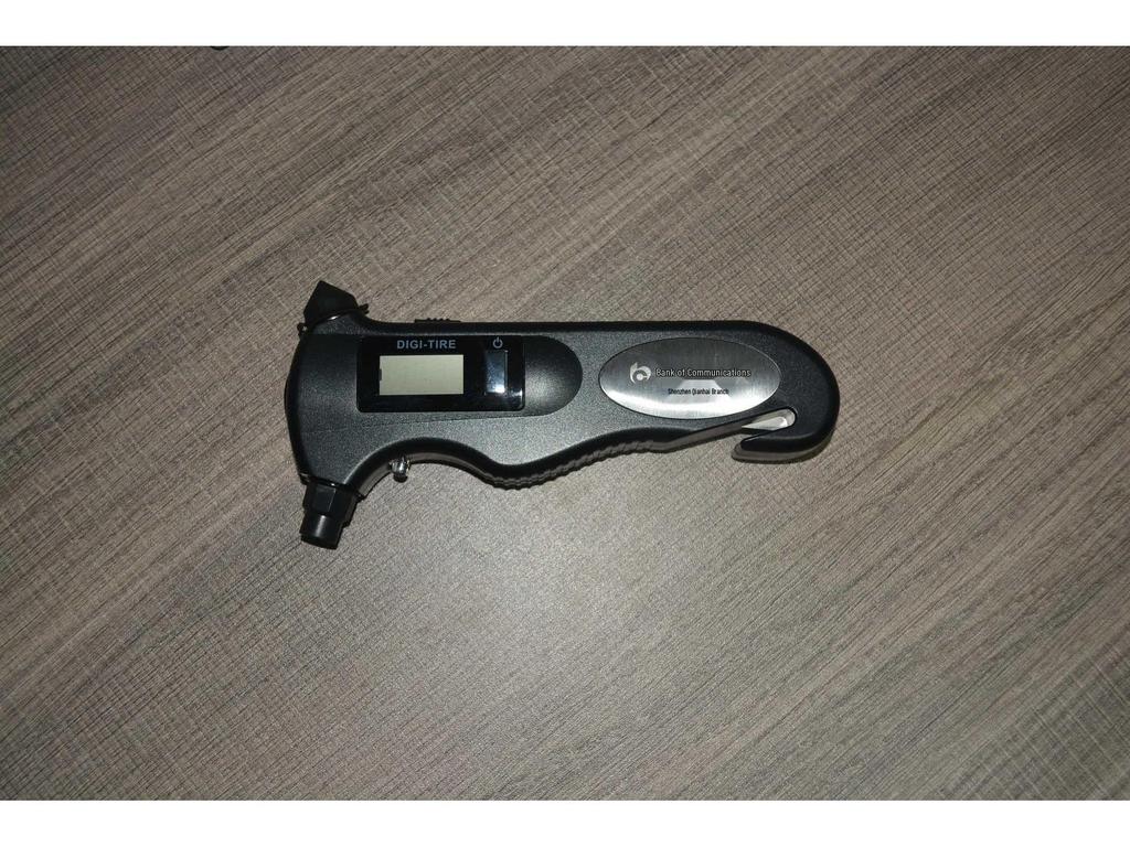 Многофункциональный цифровой манометр для шин