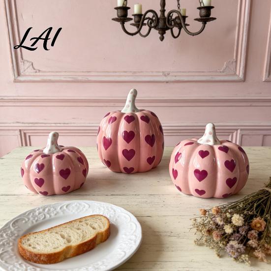Seasonal Interior Decorations Pink Ceramic Pumpkin with Heart Pattern Artificial Figurine Decor Fall Tabletop Ornaments for Harvest Thanksgiving