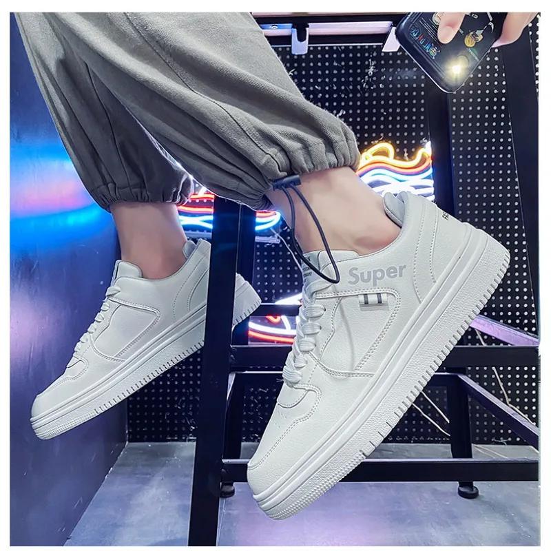 Мужская повседневная спортивная обувь Летние дышащие спортивные универсальные модные кроссовки Модная обувь для мальчиков Повседневная обувь на шнуровке белого цвета