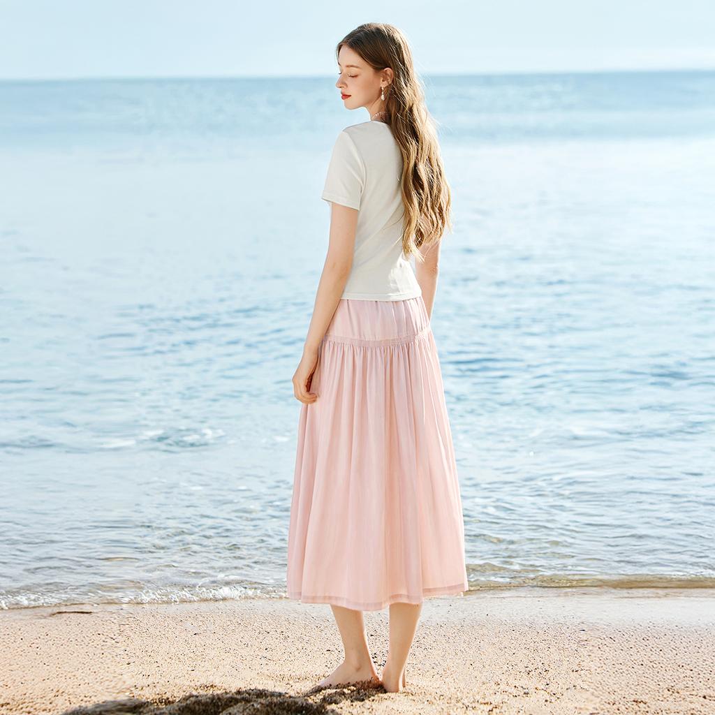 Lightweight pleated skirt that covers the hips