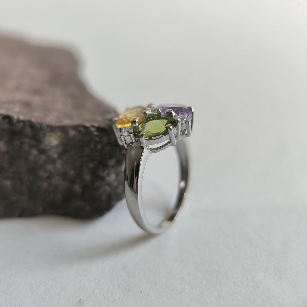 Серебряное кольцо с натуральным аметистом 3.306ct, цитрином, хризолітом, вес изделия 3,18 гр (2193272)