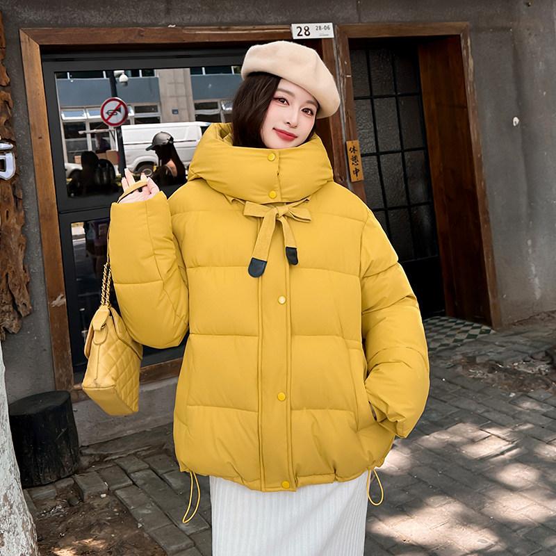 Женская короткая ветрозащитная теплая зимняя куртка-пуховик с капюшоном и поясом