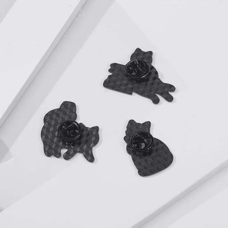 Очаровательная эмалевая брошь «Кошка»: Белый котенок с темой красного вина