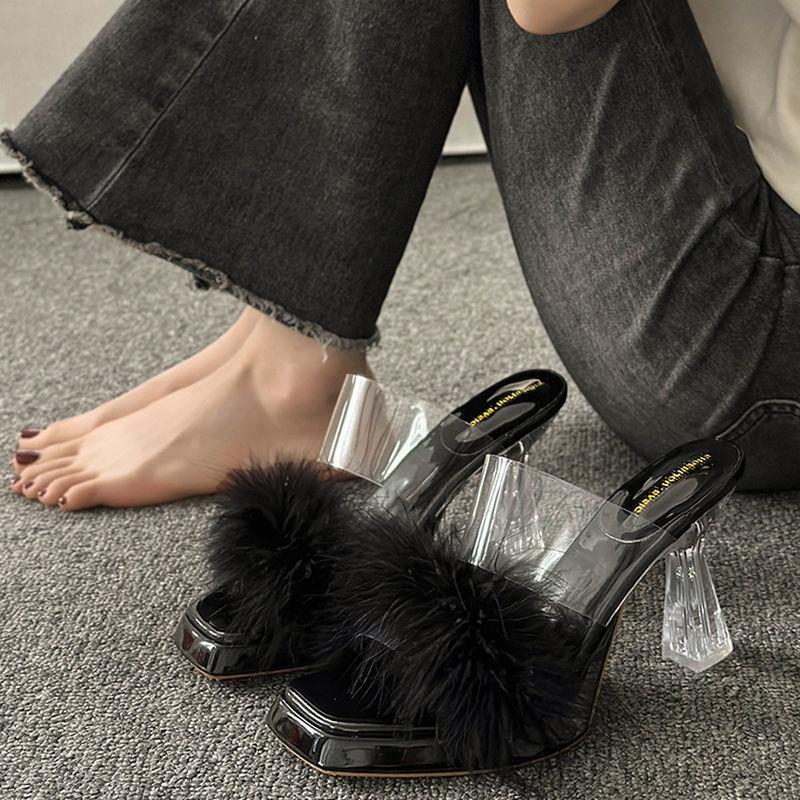 Xiaoxiangfeng пушистые тапочки женские для улицы 2025 новый летний прозрачный на одном слове с кристаллами на толстом высоком каблуке крутые тапочки